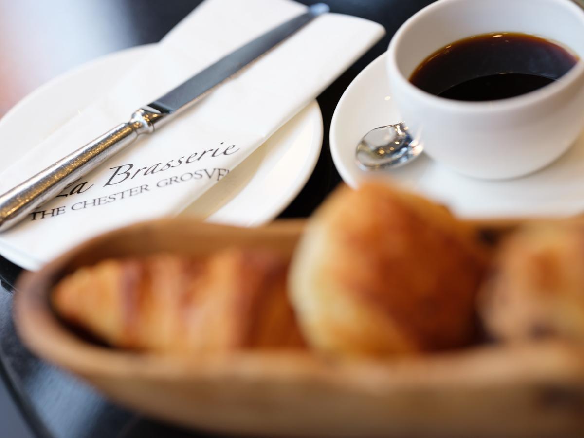 The Chester Grosvenor Hotel Eksteriør billede A coffee and croissant at a café in Paris