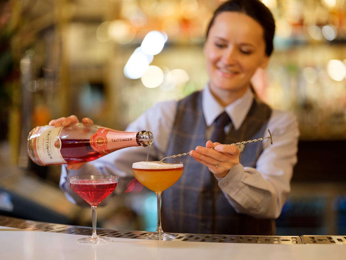 The Chester Grosvenor Hotel Eksteriør billede A bartender at work